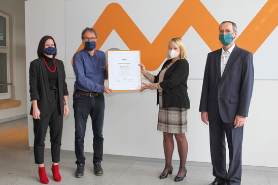 Von links nach rechts: Maria Traub (Baumann-Pate / Vertriebsingenieurin Baumann Automation), Dr. Georg Baumann (Firmengründer und Geschäftsleitung Baumann Automation), Prof. Dr. Andrea Klug (Präsidentin OTH Amberg-Weiden) und Prof. Dr. Bernhard Frenzel (Professorenpate OTH).