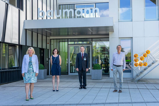 Von links nach rechts: Prof. Dr. Andrea Klug (Präsidentin OTH Amberg-Weiden), Dipl.-Ing. Maria Traub (Vertrieb Test Solutions, Baumann Automation), Prof. Dr. Bernhard Frenzel (Professorenpate OTH Amberg-Weiden) und Dr. Georg Baumann (Gründer und Firmeninhaber Baumann Automation).