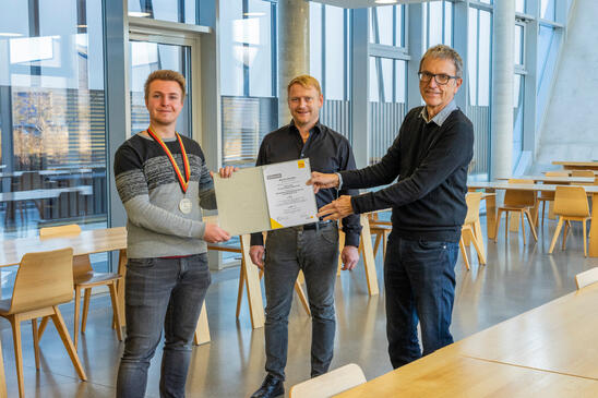 (v.l.n.r.): Marvin Zaremba (Bundessieger), Lothar Mauel (Ausbilder bei Baumann Automation) und Dr. Georg Baumann (Firmengründer und -inhaber Baumann Automation).