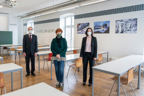 Von links nach rechts: Professorenpaten Prof. Dr.-Ing. Bernhard Frenzel (OTH Amberg-Weiden, Professur für Elektrische Maschinen und Antriebe), Annette Baumann (Firmeninhaberin Baumann Automation) und Maria Traub (Baumann-Pate) im neuen Baumann-Hörsaal.
